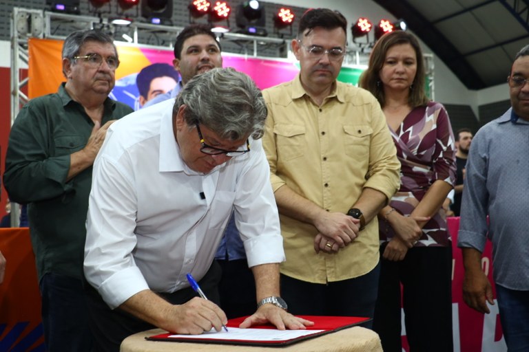 João Azevêdo anuncia novas obras e entrega equipamentos durante audiência do OD em Guarabira