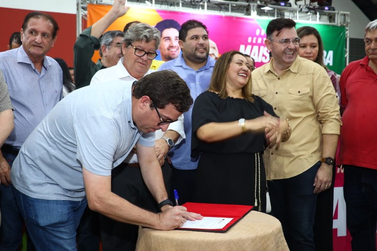 João Azevêdo anuncia novas obras e entrega equipamentos durante audiência do OD em Guarabira