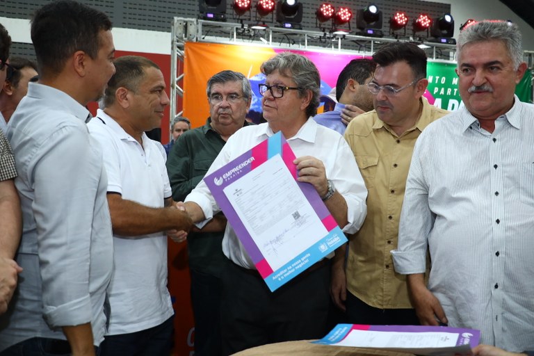 João Azevêdo anuncia novas obras e entrega equipamentos durante audiência do OD em Guarabira