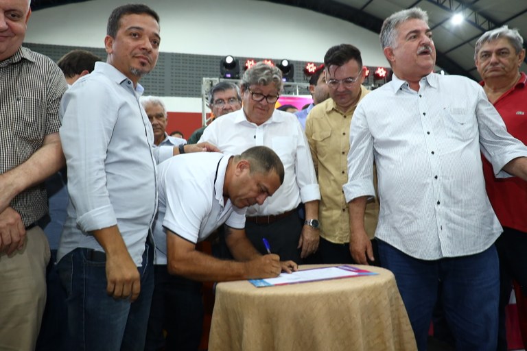 João Azevêdo anuncia novas obras e entrega equipamentos durante audiência do OD em Guarabira