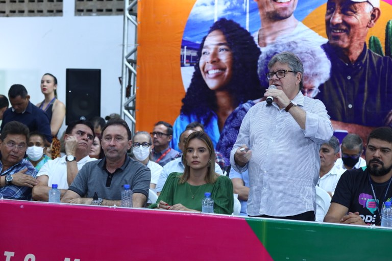 João Azevêdo participa do ODE em Juazeirinho, ouve a população e autoriza novas obras