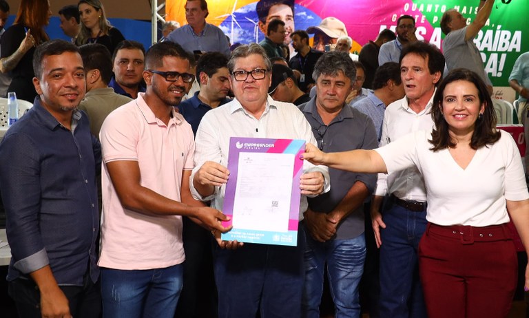 João Azevêdo autoriza obras, entrega equipamentos e assina contratos do Empreender durante audiência do ODE em Pombal