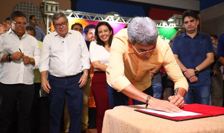 João Azevêdo autoriza obras, entrega equipamentos e assina contratos do Empreender durante audiência do ODE em Pombal