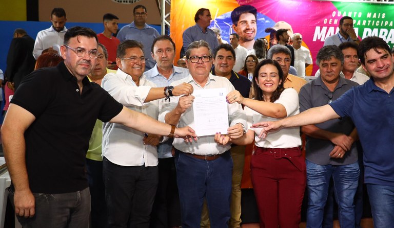 João Azevêdo autoriza obras, entrega equipamentos e assina contratos do Empreender durante audiência do ODE em Pombal