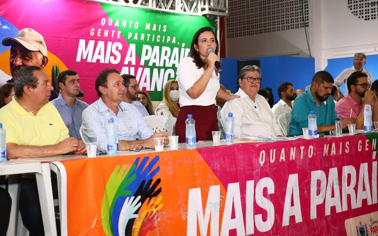 João Azevêdo autoriza obras, entrega equipamentos e assina contratos do Empreender durante audiência do ODE em Pombal