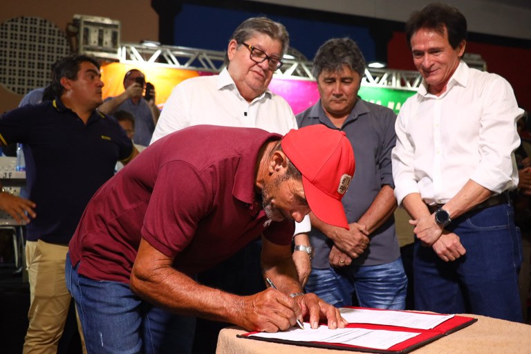 João Azevêdo autoriza obras, entrega equipamentos e assina contratos do Empreender durante audiência do ODE em Pombal