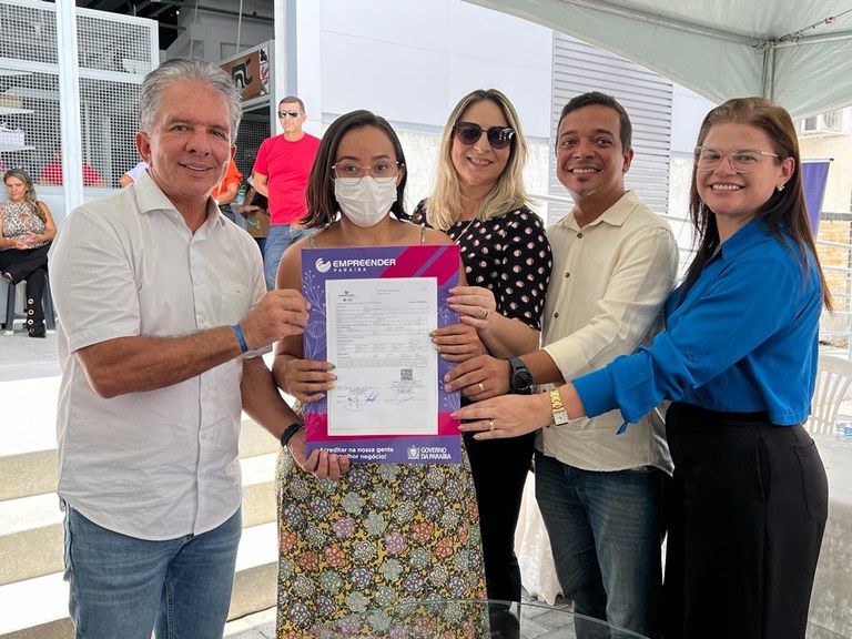 Governo assina contratos do Empreender Mulher, setor calçadista e comerciantes do Shopping Rural